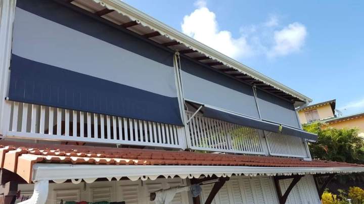 Store vertical  bras droit Martinique